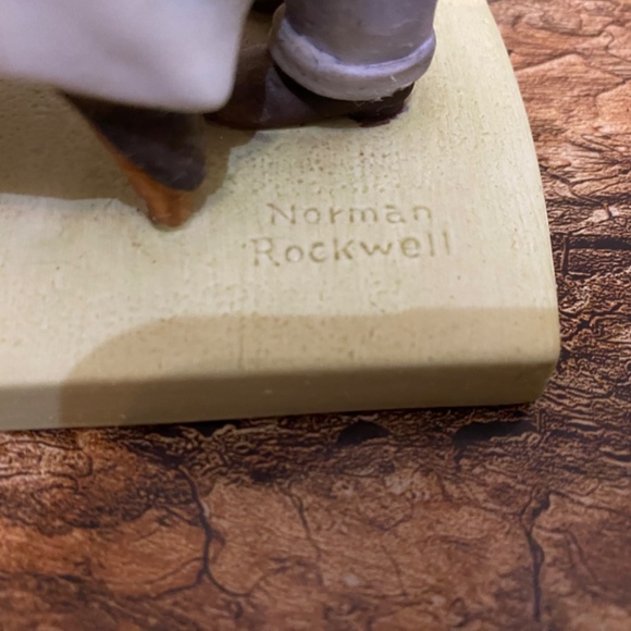 Norman Rockwell Porcelain Figure 1980 Wrapping Christmas Presents made in Japan - Picture 5 of 10